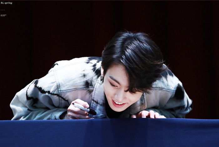 발판 딛고 사인받는 꼬마팬 보고 귀여워 어쩔 줄 몰라하는 방탄 정국