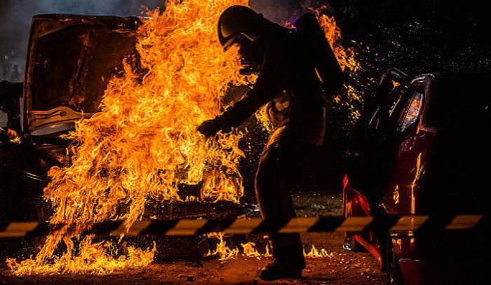 소방관들이 얼마나 위험한 환경에서 일하는지 알 수 있는 실제 폭발 현장