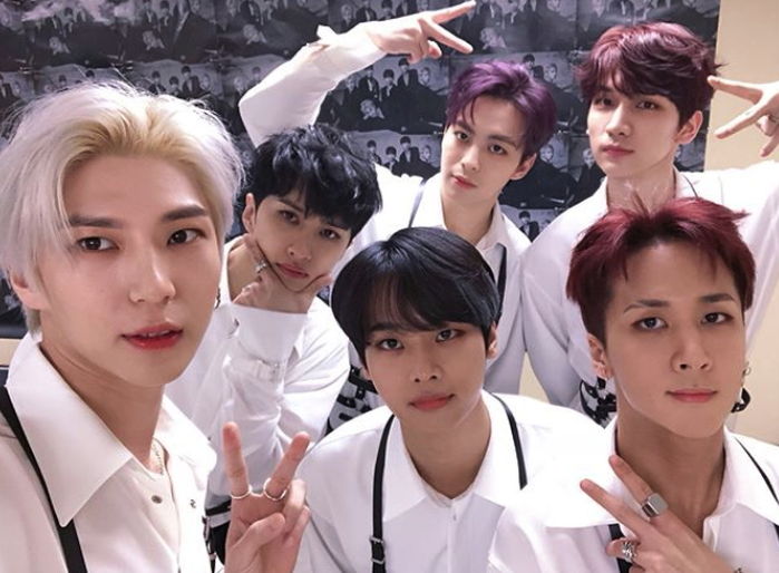 팬들이 해준 깜짝 이벤트에 감동받고 고개 숙인 채 오열한 ‘빅스’ 레오