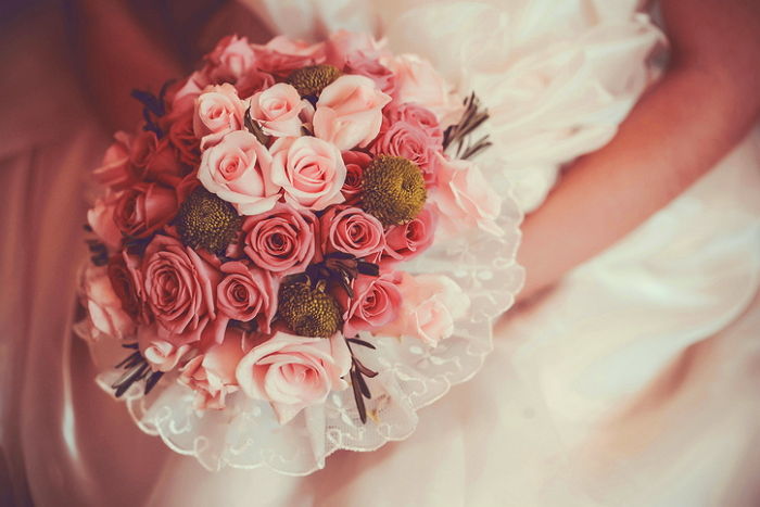 “결혼식 부케받던 중 신랑 친구가 저를 땅바닥으로 내동댕이쳤어요”