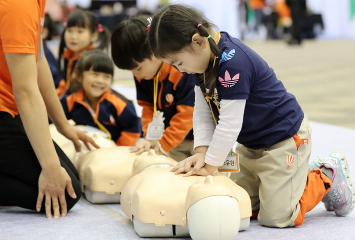 학교서 배운 ‘심폐소생술’로 쓰러진 친할아버지 목숨 구한 초등학생