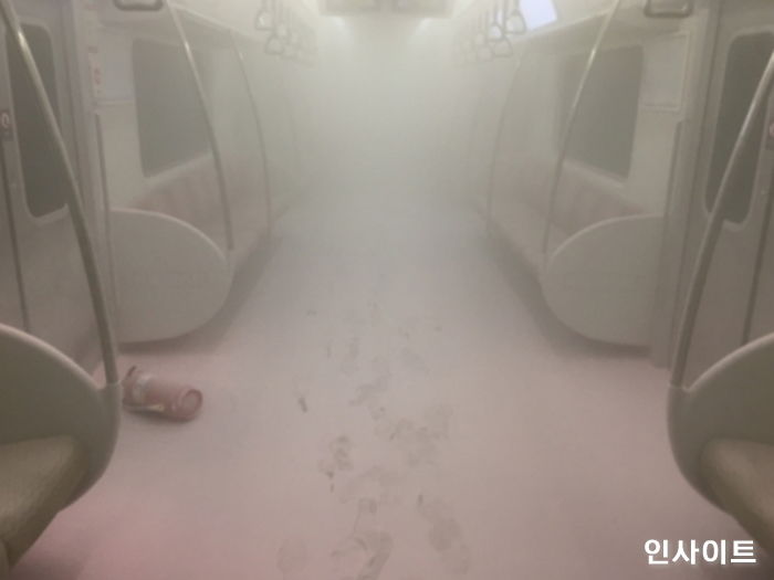 종점 도착 후 지하철에 갇히자 분노해 소화기 뿌린 ‘만취’ 육군 중위