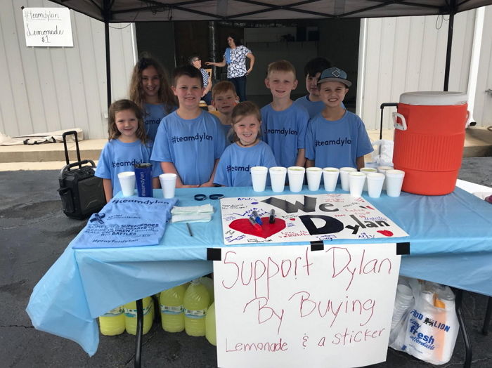 2시간 만에 희귀병 앓는 동생 위해 병원비 ‘600만원’ 벌어들인 9살 소년