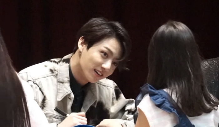 팬사인회서 9살 꼬마 소녀팬을 본 방탄소년단 7명 멤버들의 ‘리얼 표정’