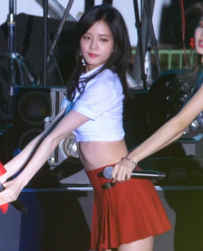 청순한 얼굴과 ‘반전’되는 식스팩(?) 복근 공개한 블랙핑크 멤버