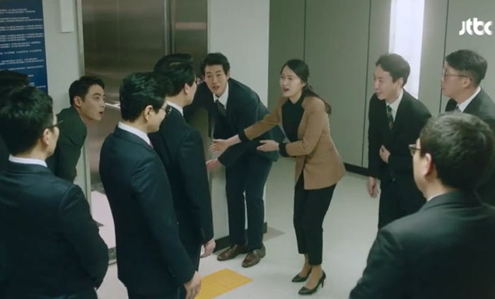 엘리베이터 앞에서 눈치 주는 ‘꼰대’에게 한 방 먹인 ‘사이다甲’ 고아라