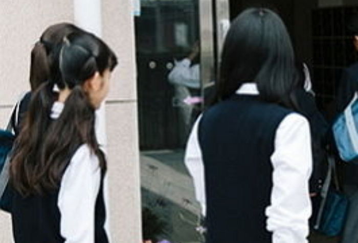 “화장 안하면 찐따 취급”…결막염 걸려도 컬러렌즈 끼는 10대들