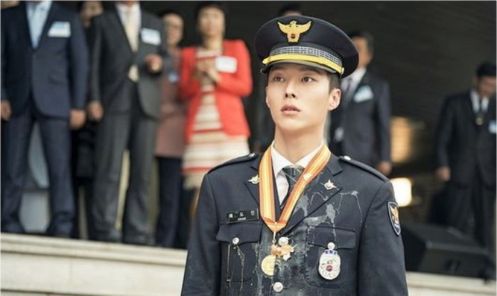 사이코패스 살인범 아버지 때문에 유가족에게 뭇매 맞는 ‘경찰’ 장기용