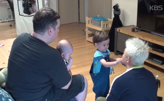 유병재 수염 보고 “지지”라며 물티슈로 닦아주는 윌리엄