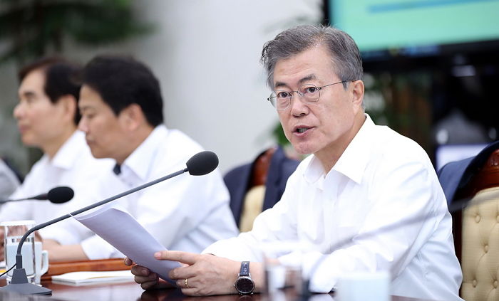 문 대통령 “2020년까지 최저임금 1만원 못 갈 수 있다”