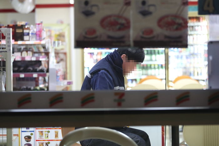 한쪽 팔 없이 폐지 줍는 어르신에 우유 사드린 편의점 알바생