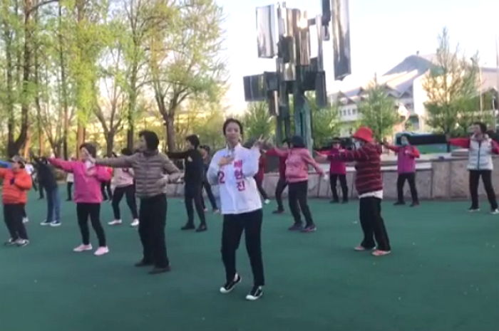 아침부터 ‘에어로빅’하며 선거운동하는 ‘자한당’ 배현진