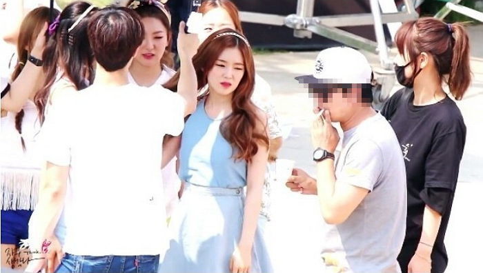 옆에서 대놓고 ‘길빵’하는 흡연자 보고 얼굴 찌푸리는 아이린 리얼 표정