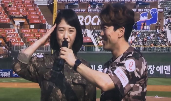 공군 아내의 결혼 3주년 ‘야구장 이벤트’에 감동해 펑펑 우는 군인 남편