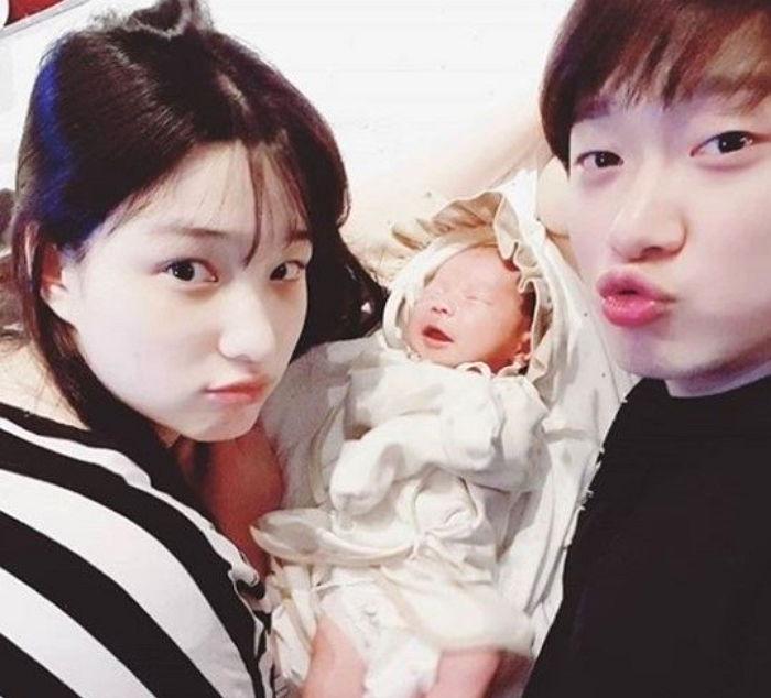 사랑스러운 ‘붕어빵’ 아들과 함께 사진 찍은 최민환♥율희 부부