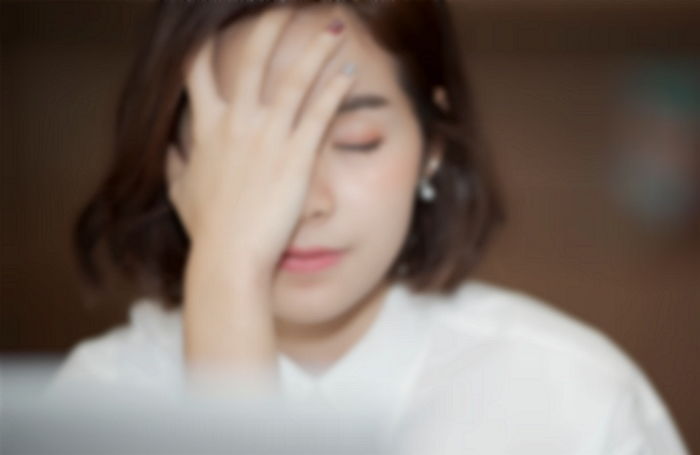 “친척어른들 앞에서 저를 화나게 한 엄마의 얼굴에 고기접시를 던졌습니다”