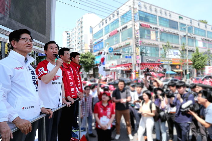 도로 막고 선거지원하는 김성태 바라보는 충북 옥천 시민들 표정