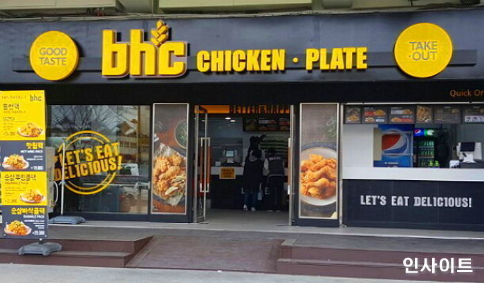 ‘갑질’ 비판 잠재우려 가맹점주들에게 ‘우호적 글’ 올리라고 지시한 bhc 회장