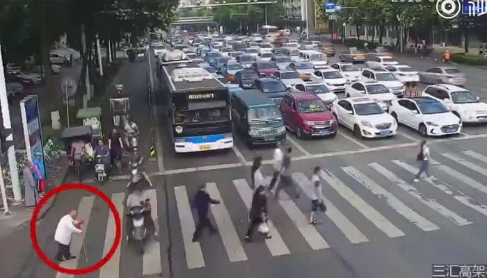길 건너다 빨간불로 바뀌자 당황한 할아버지 ‘어부바’해줘 구한 ‘교통경찰’