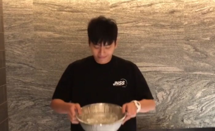 ‘똑같은 바가지’ 사용해 찬물 뒤집어쓴 ‘왕대륙·강한나’