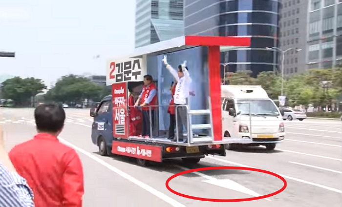 중앙선 넘어 ‘역주행’하는 자한당 김문수 후보 유세차량