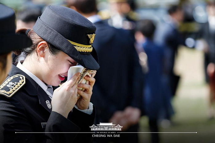영원히 잠든 순직 소방관의 묘소 바라보며 펑펑 눈물 쏟은 동료