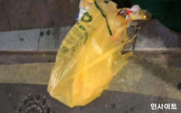 “살아있는 강아지 두 마리를 쓰레기봉투에 담아 버린 주인을 찾습니다”