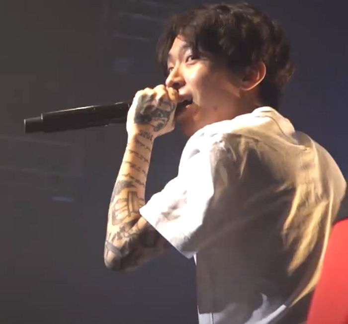 관객에게 물 뿌리려다 ‘물통’ 던져버려 당황한 해쉬스완