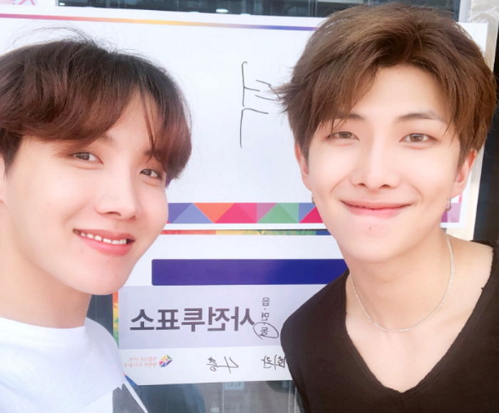 바쁜 스케줄 와중에도 잊지 않고 ‘사전 투표’하러 간 방탄소년단