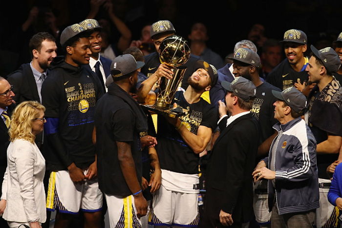 NBA 우승 또 실패하자 팬에게 인사도 안하고 나간 르브론 제임스