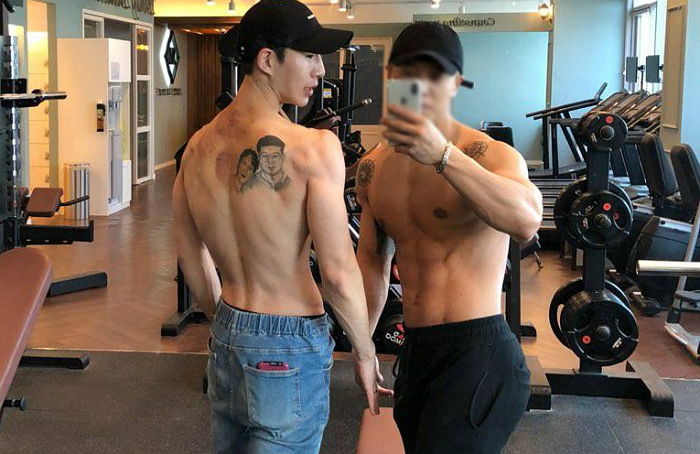 사랑하는 부모님 모습을 ‘문신’으로 새겨 넣은 ‘효자’ BJ 밴쯔