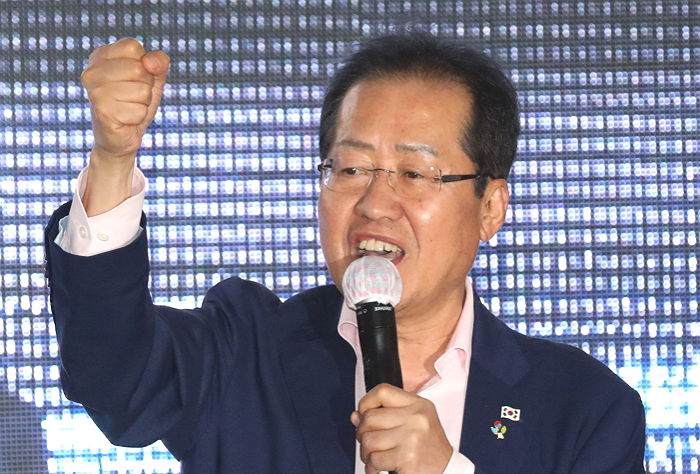 부산 선거 유세 중 “한국당 용서해달라”며 큰절 세번 한 홍준표 대표