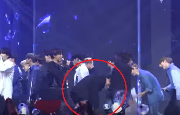 1위 수상 축하해주는 후배 아이돌에게 ‘90도 배꼽인사’하는 방탄 맏형 진