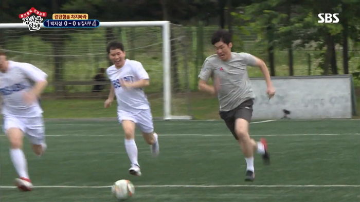 은퇴한지 4년 지났는데도 3명 가볍게 제치고 ‘골’까지 넣는 박지성 클라스