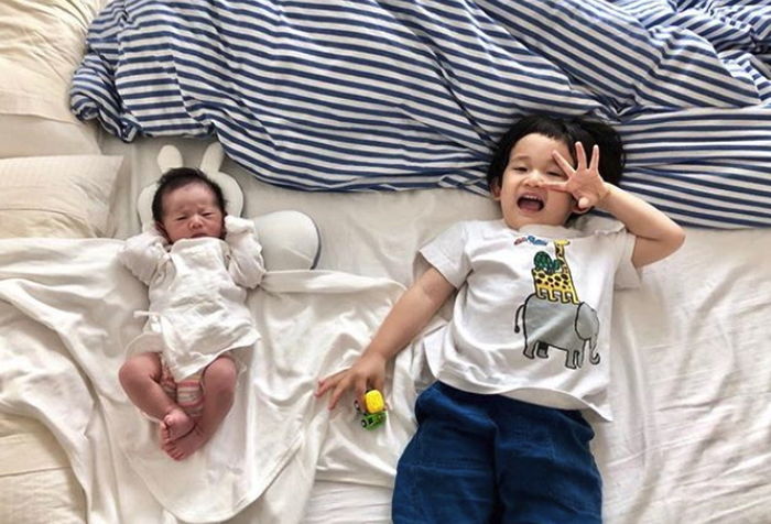 듬직한 오빠 시하 옆에 꼬물꼬물 누워 있는 봉태규♥하시시박 ‘둘째딸’ 본비