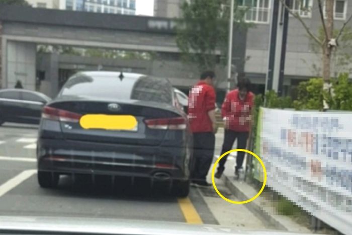 지방선거 하루 앞두고 길거리에 쓰레기 버리고 가는 ‘자유한국당’ 선거운동원