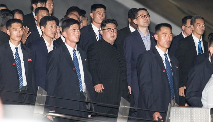 김정은 방탄차 옆에 V자로 붙어 달리는 ‘인간 방패’ 북한 경호원들