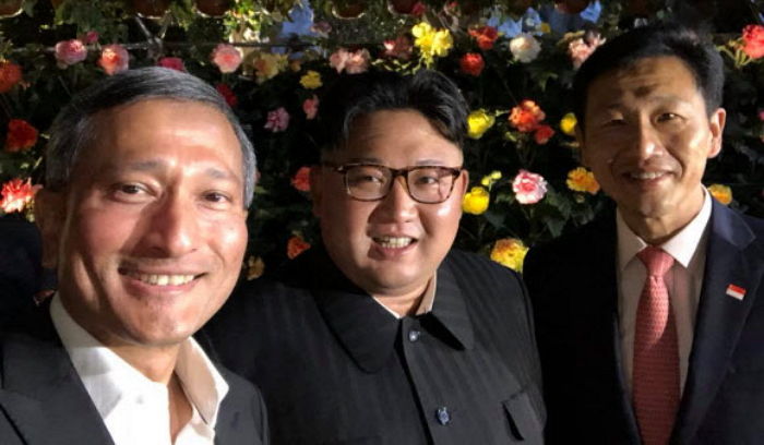 북미 정상회담 전 관광하면서 ‘셀카’ 찍은 북한 김정은 국무위원장