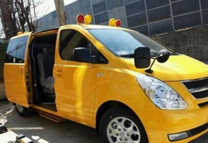 아이들 탄 차량 내리막길에 미끄러지자 온몸 던져 막아낸 공무원