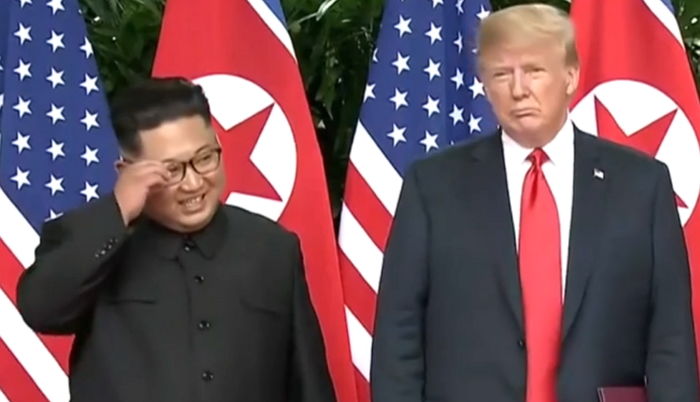 “굉장히 똑똑한 협상가”…트럼프에게 ‘폭풍 칭찬’ 듣고 쑥스러워한 김정은