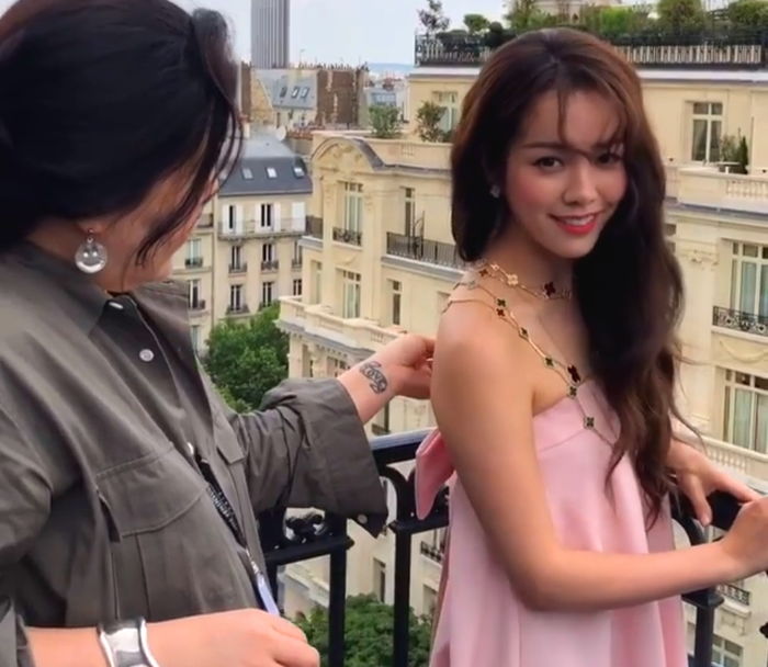 촬영 중 ‘비’ 맞으면서도 더 힘들 스태프 위해 계속 ‘미소’ 지은 한지민