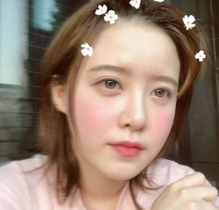 카메라에 얼굴 딱 붙여 셀카 찍었는데도 굴욕 없는 구혜선 미모