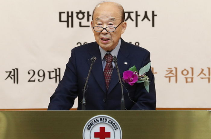 직원 수십명 있는 회식자리서 ‘여성 가슴’ 성희롱한 적십자 회장