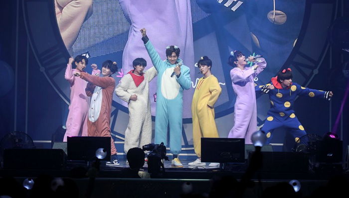 팬미팅서 직접 제작한 ‘BT21’ 캐릭터 탈 직접 쓰고 ‘앙팡맨’ 부른 BTS