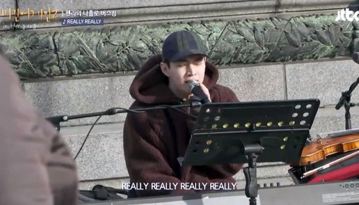 텅 빈 광장에서 ‘나홀로 버스킹’ 성공시킨 헨리 ‘위너-really really’