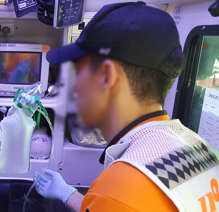 구급차로 병원 데려다 주는 소방관 무차별 ‘폭행’한 50대 만취男