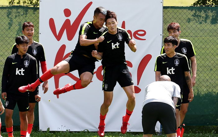 몸통 박치기 훈련 중 동료 오반석에 ‘진짜 박치기’하는 김신욱