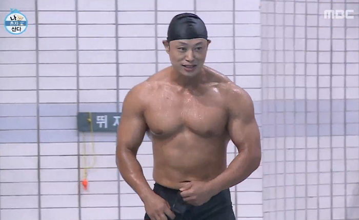 완벽한 근육질 몸으로 등장한 ‘호랑이’ 관장님의 반전 다이빙 실력