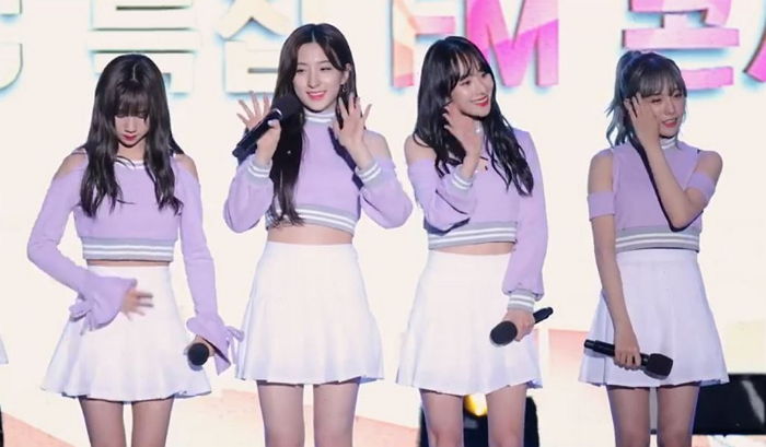 벌레 수백 마리 옷에 붙어도 웃으며 공연 이어간 걸그룹 우주소녀