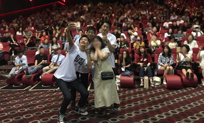 팬들 배려하려고 늘 다리 ‘90도’ 이상 벌리고 서는 이광수